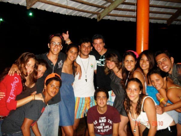 Campistas y monitores abrazados de noche en Comatillo, verano de 2010