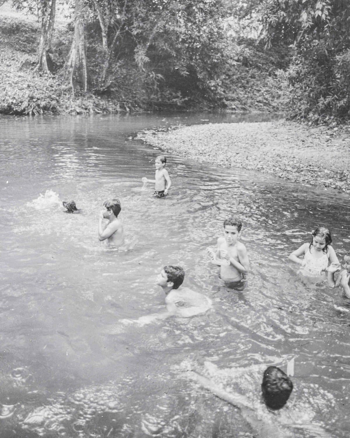 Campistas bañándose en el río de Comatillo