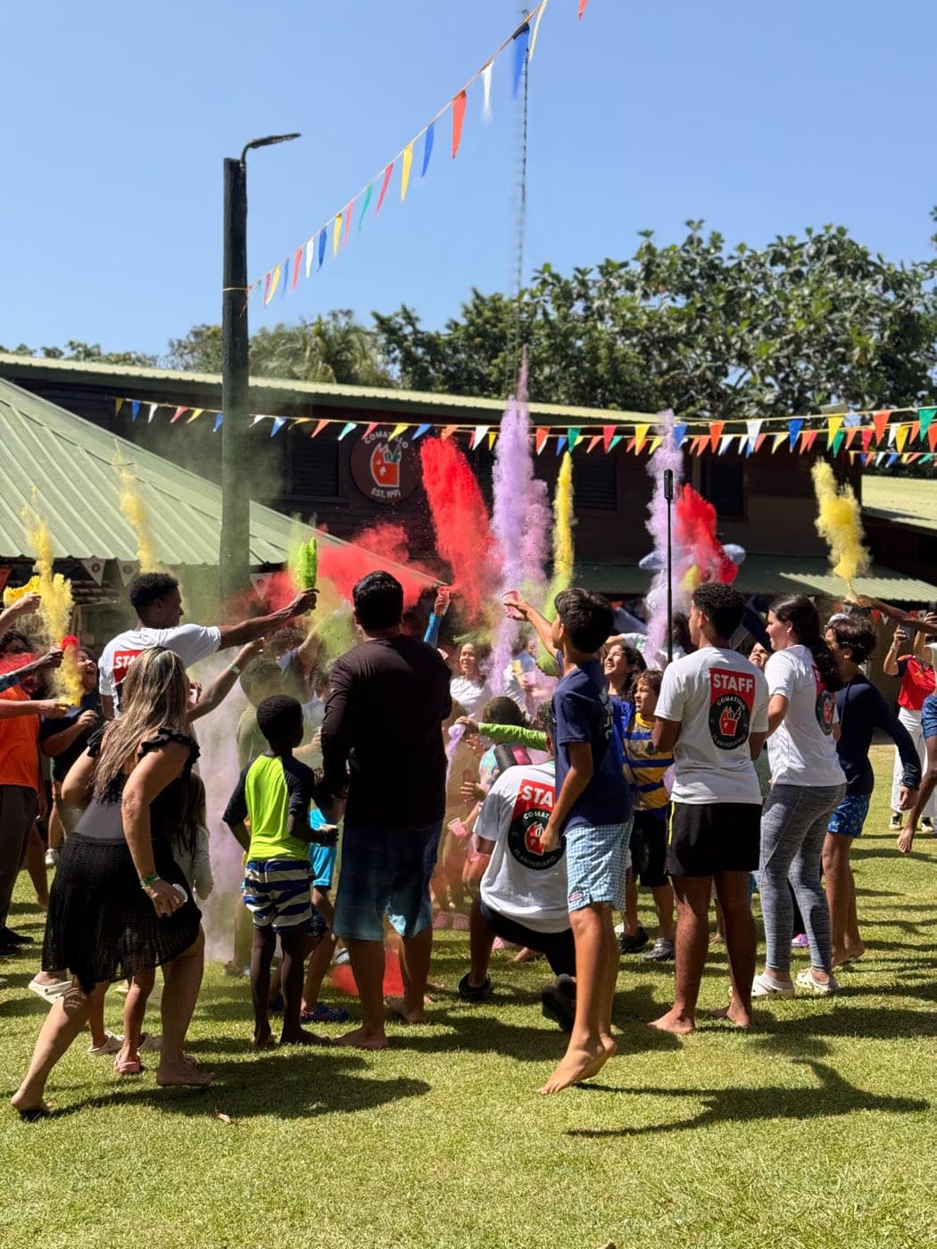 Fiesta de polvos de colores frente al edificio principal de Comatillo, el 12 de julio de 2026