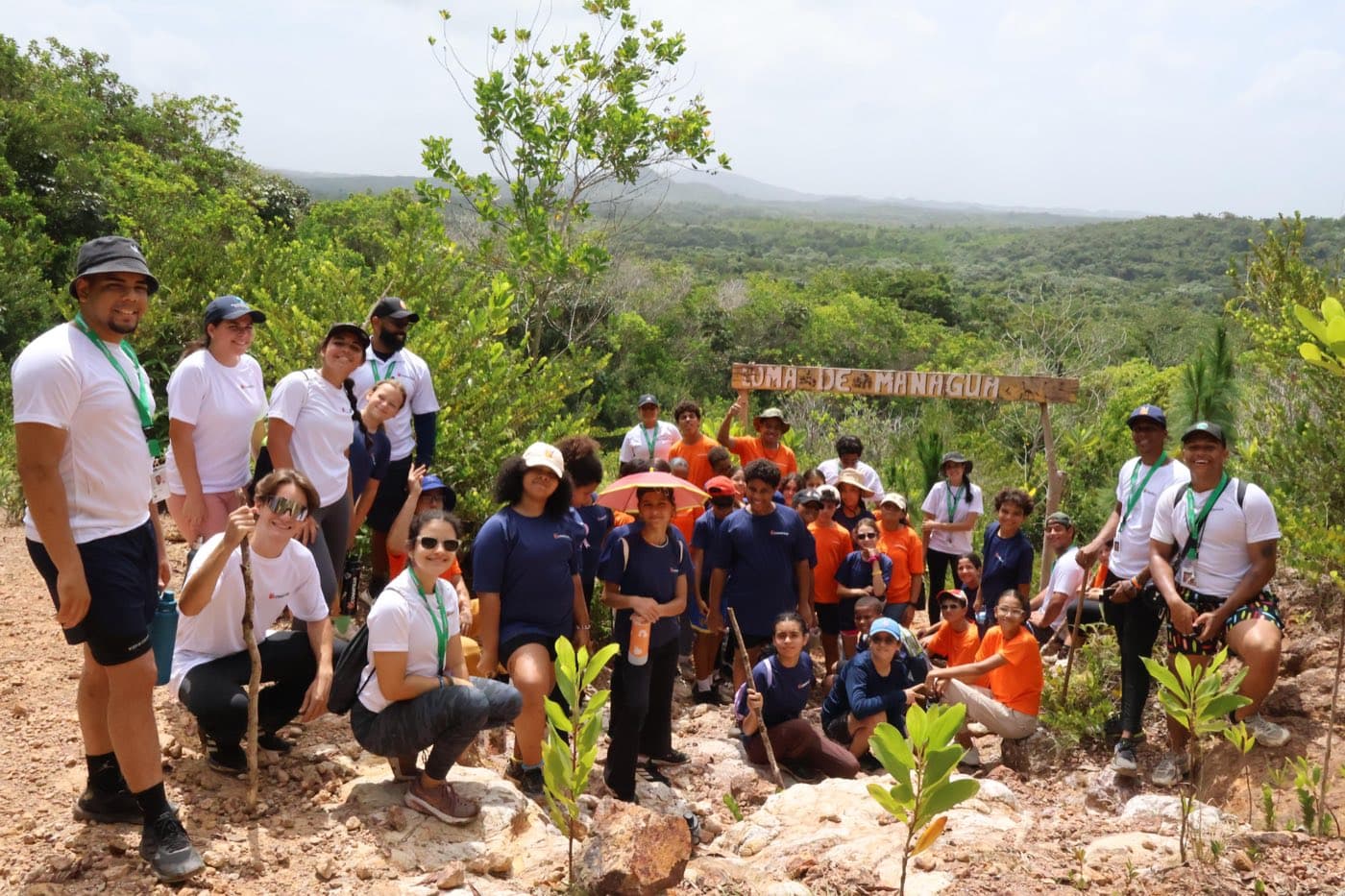 El grupo completo de campistas y monitores en la Loma de Managua, rodeados de monte