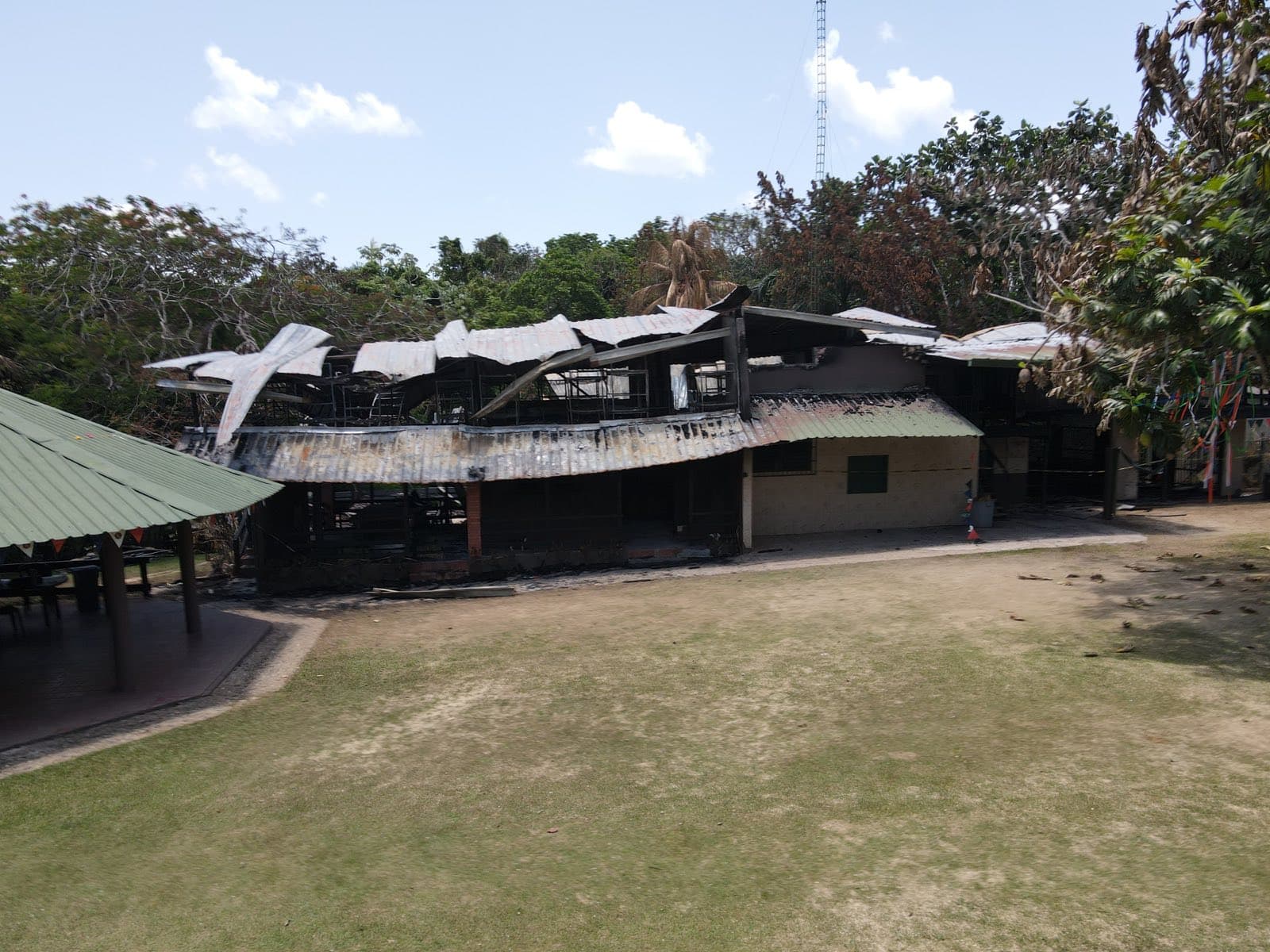 El edificio principal de Comatillo tras el incendio: el techo colapsado y la estructura calcinada